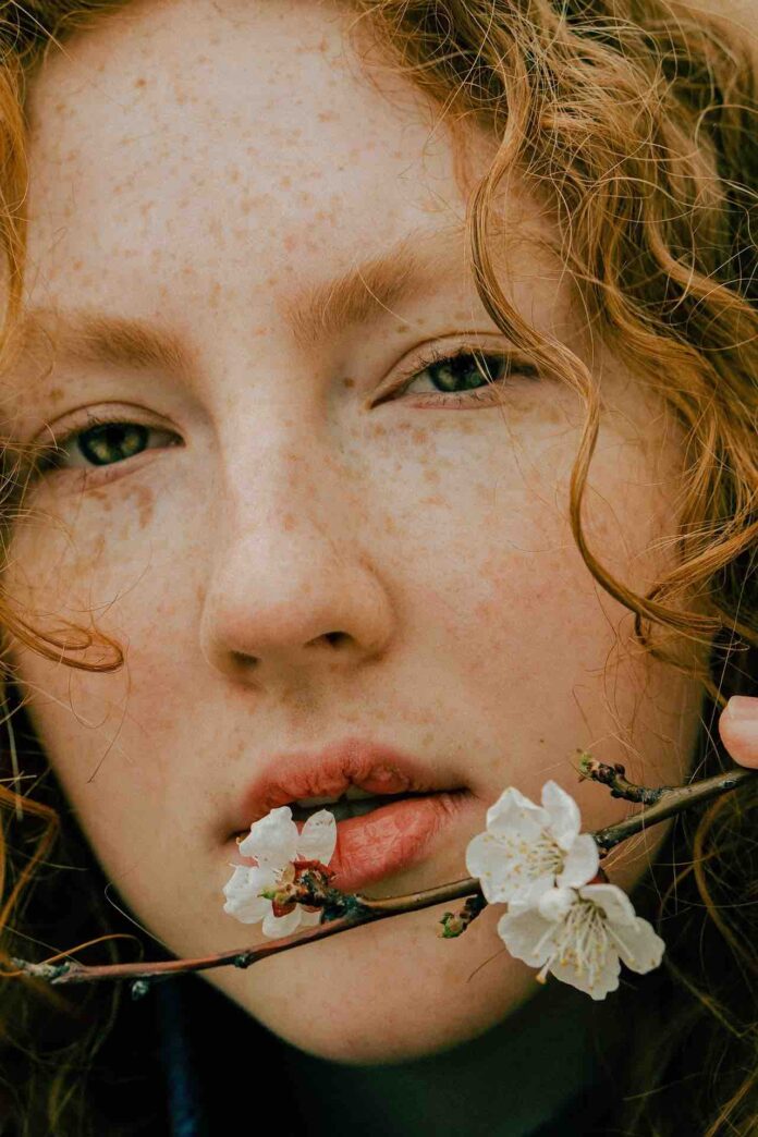 Nainen, kasvot, huulet