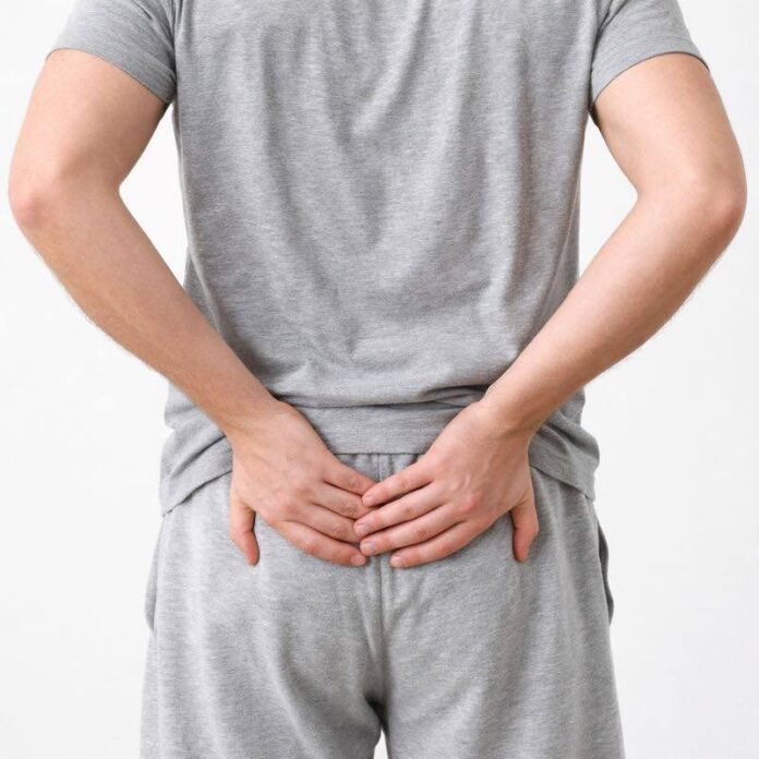 Mies kädet takapuolella, erektio